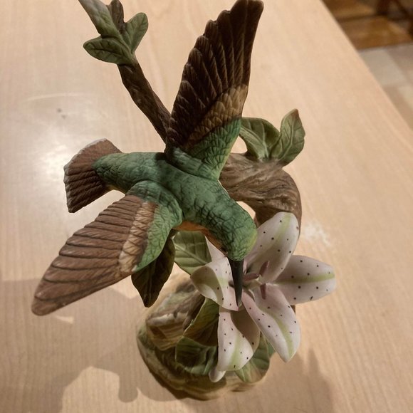 Vintage Aldon Porcelain Hummingbird with Flower 1988 trademark - Picture 2 of 6